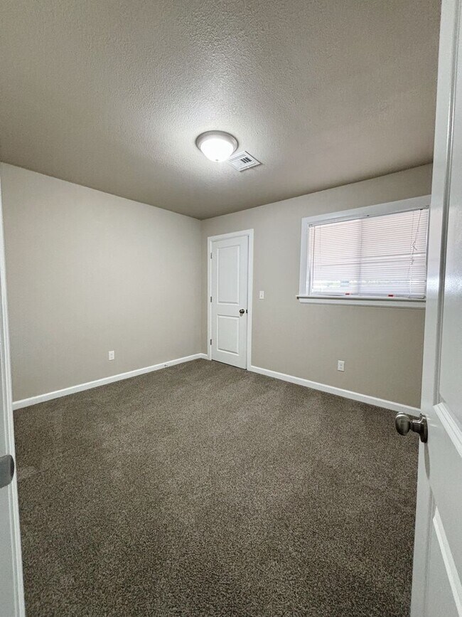 Building Photo - Large 4-bedroom, 2-bathroom home