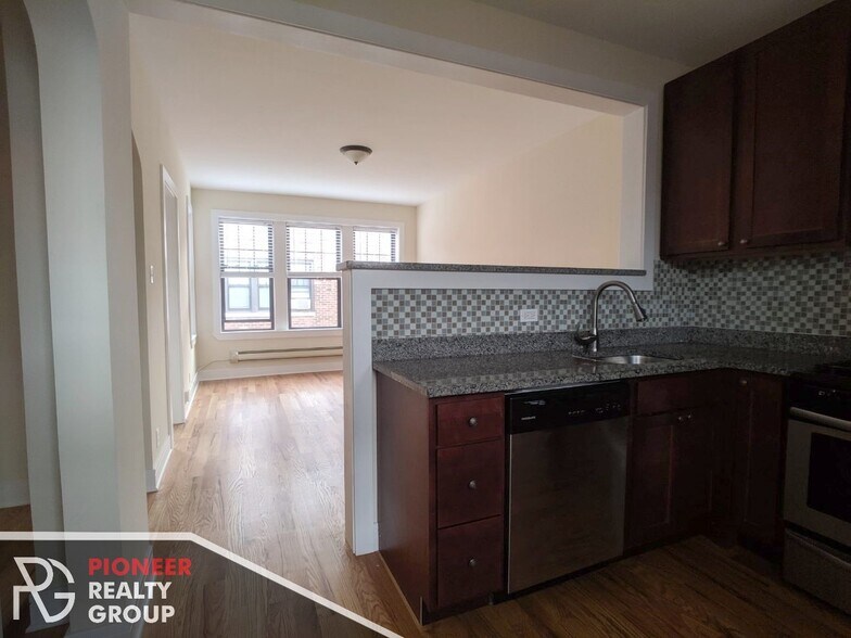 Building Photo - 4409 N Wolcott Ave