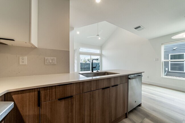 Building Photo - Stunning 2 bed / 2 bath condo in North Austin