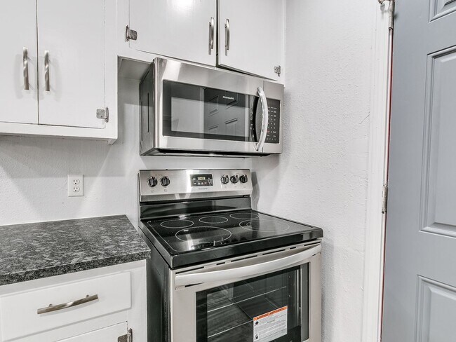 Building Photo - Freshly Renovated | 3 Bed | 2 Bath | Large...