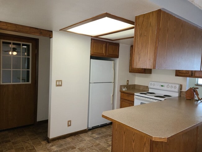 Building Photo - Hillview Duplex