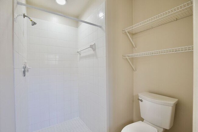 Building Photo - Beautiful 4/2 Pool Home with a Covered Pat...