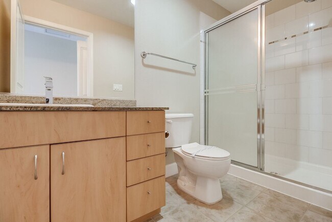 Building Photo - Modern 2 bed / 2 bath Condo in Little Ital...