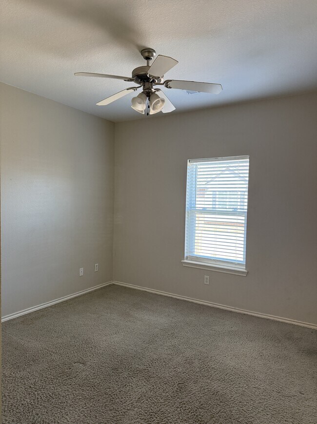 Building Photo - 1425 W Villa Maria Rd