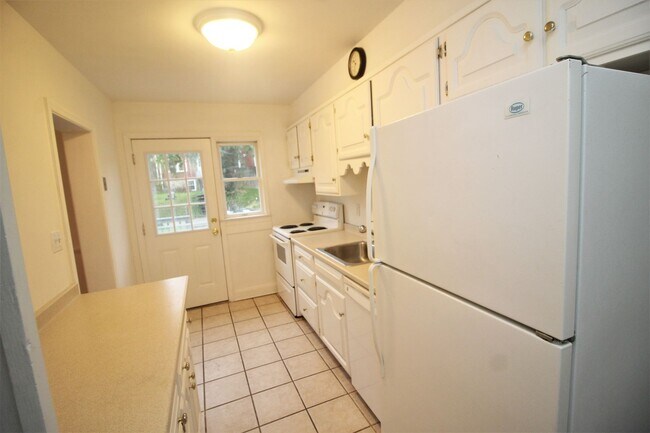 Building Photo - Lovely Towson 3bd/2ba Rowhome w/ CAC & W/D...