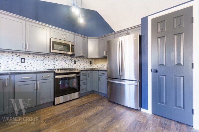 Building Photo - 3750 Oneida Ln