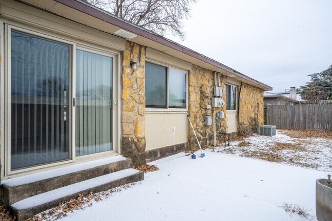 Building Photo - Gorgeous 3 Bed / 2 Bath! Coming soon!