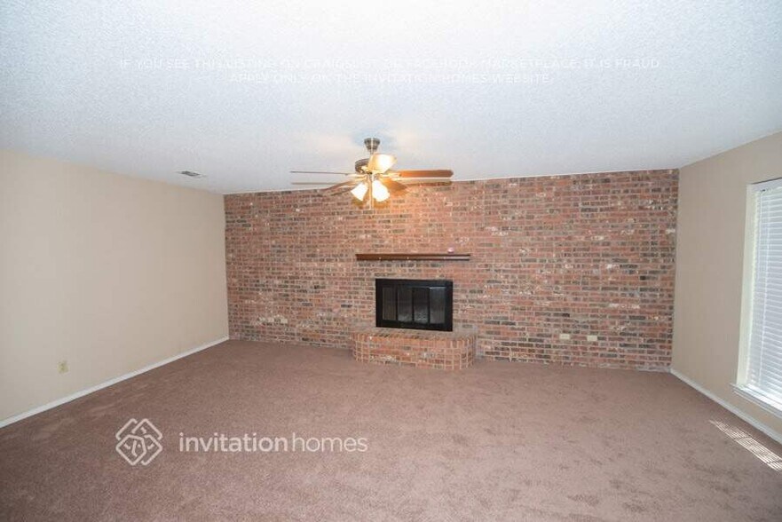 Building Photo - 3801 Devonaire Dr