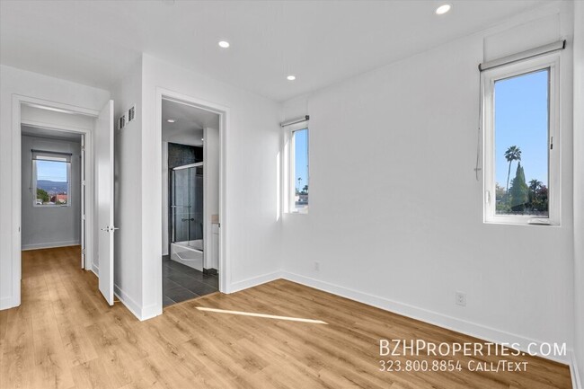 Building Photo - Gorgeous Modern Townhouse In Prime Mid-City