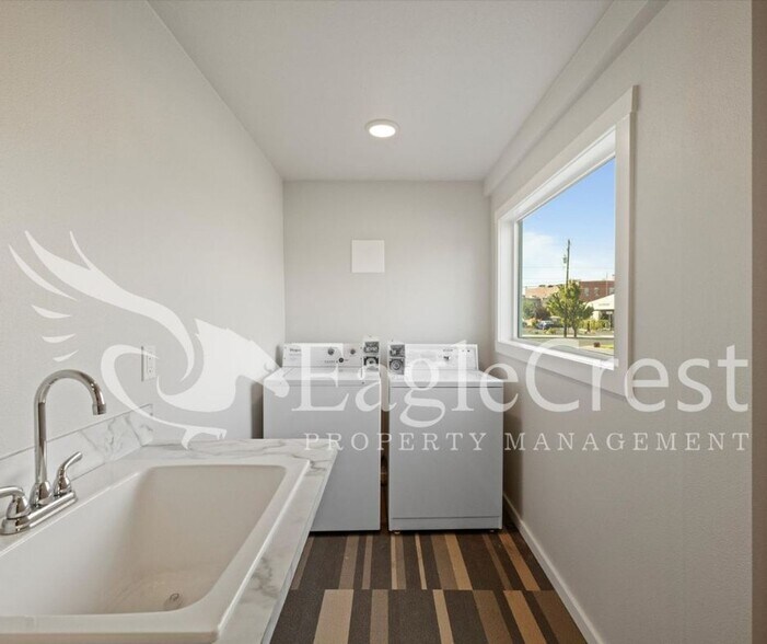 Building Photo - 105NSP