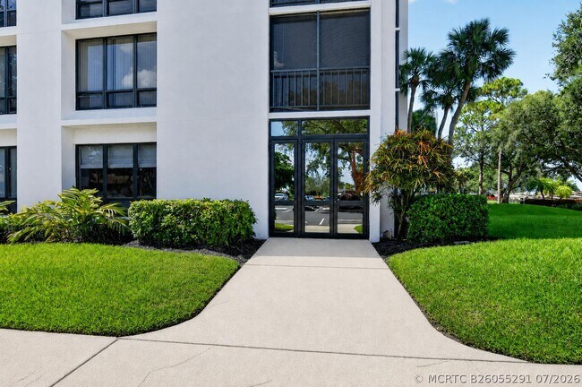 Building Photo - 7847 Lakeside Blvd