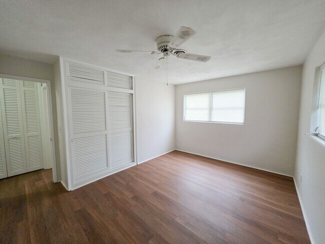 Building Photo - 3/2 with Florida room and Carport