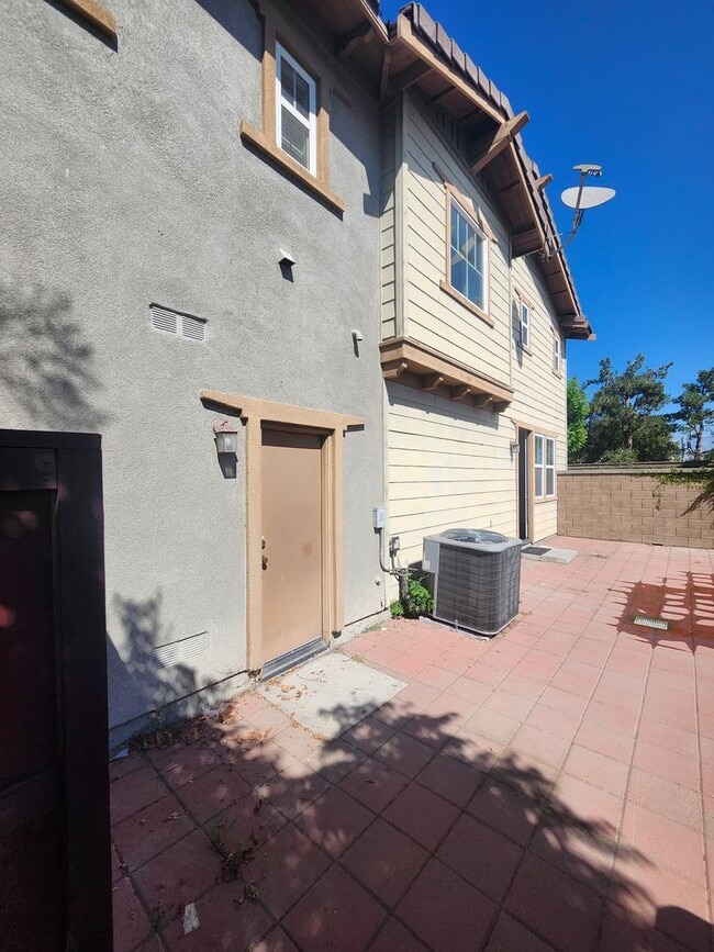 Building Photo - Chino 4 bedroom Beauty
