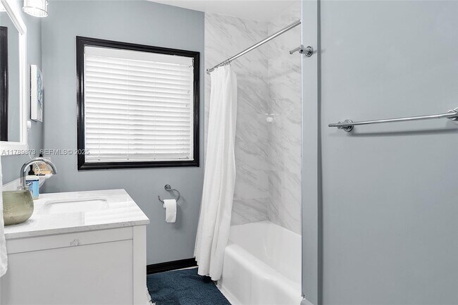 Building Photo - 660 NE 121st St