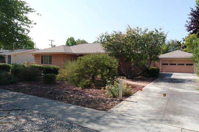 Building Photo - Willow Glen House with Spacious Yard
