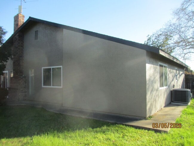 Building Photo - Rosemont area home/great access to Hwy 50