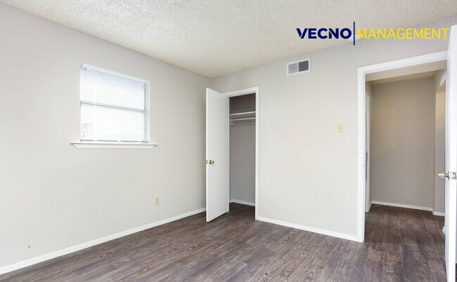 Building Photo - 102 E Cheryl Dr