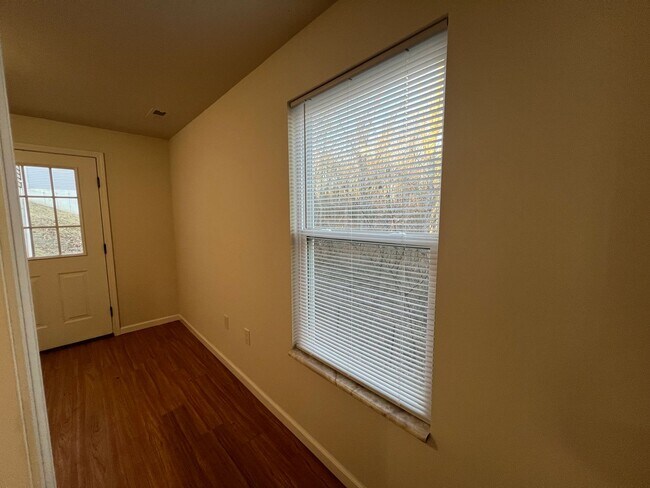 Building Photo - 3 Bedroom 2 bath 2 car garage house
