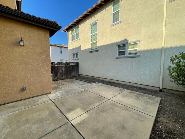 Building Photo - Two Story Home w/ Fridge Included, Attache...