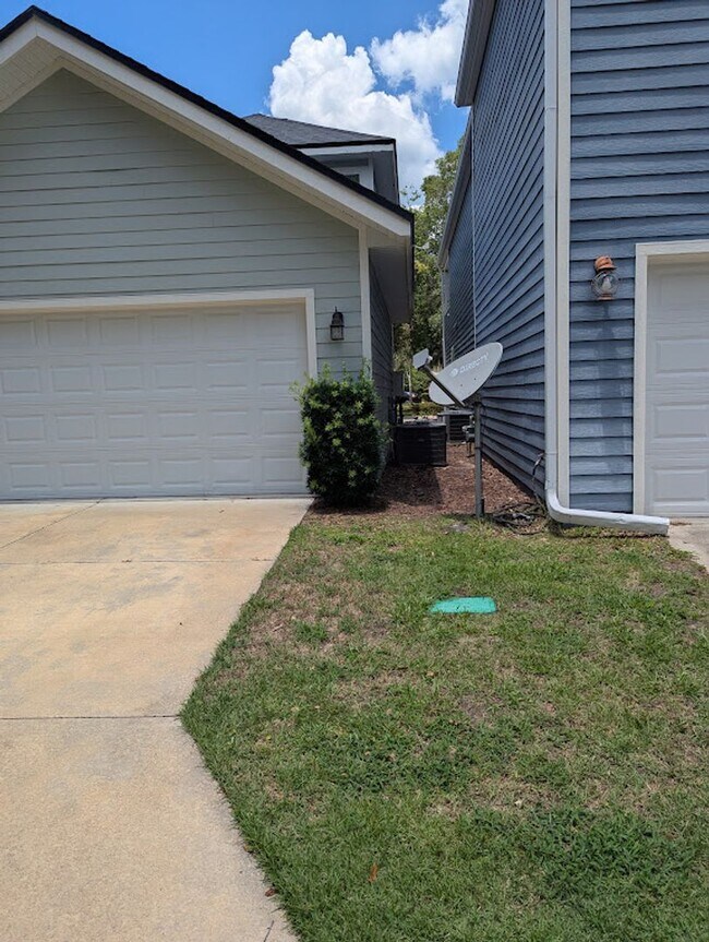 Building Photo - Townsend - 3 Bed 3 Bath Townhome