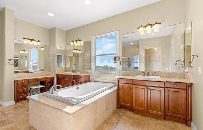 Building Photo - Luxurious Mediterranean 4 bed / 3 bath / 3...