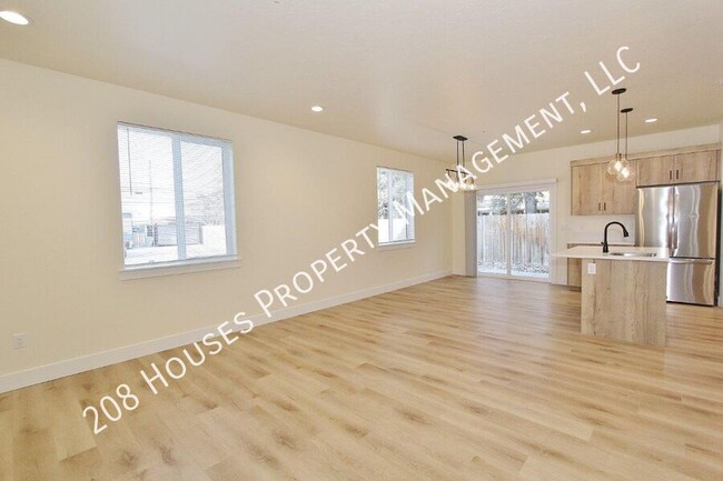 Building Photo - Immaculate Main-Level Apartment *75% Off F...