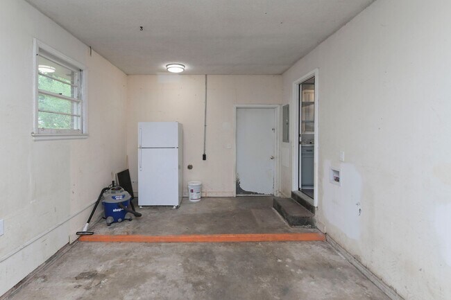 Building Photo - Newly Updated 3 Bedroom Home with Spacious...
