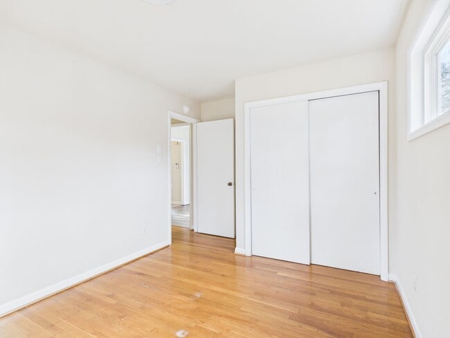 Building Photo - 1018 Barlen Dr