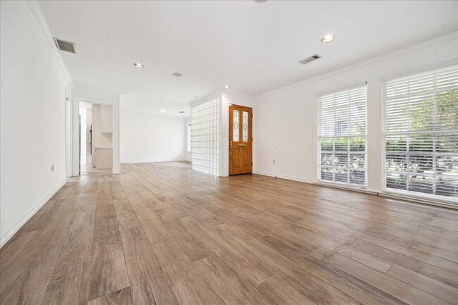 Building Photo - 4025 Essex Ln
