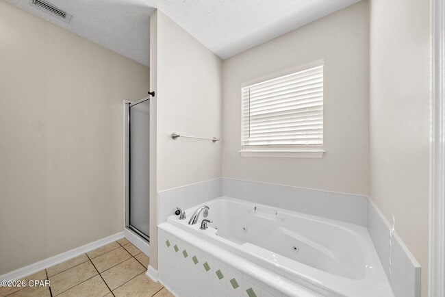 Building Photo - 615 Poinsettia Ct