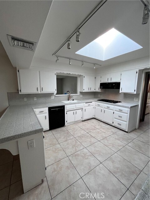 Building Photo - 43052 Charlton Ave