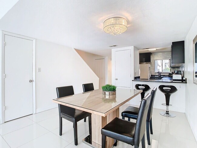 Building Photo - Vineland Road, Orlando, FL 32811 - 2 BR 2.5 BA townhouse