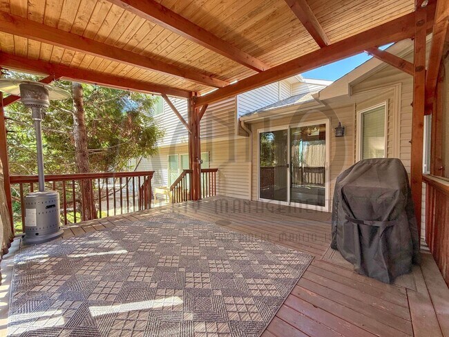 Building Photo - Spacious Eagle Ridge Home