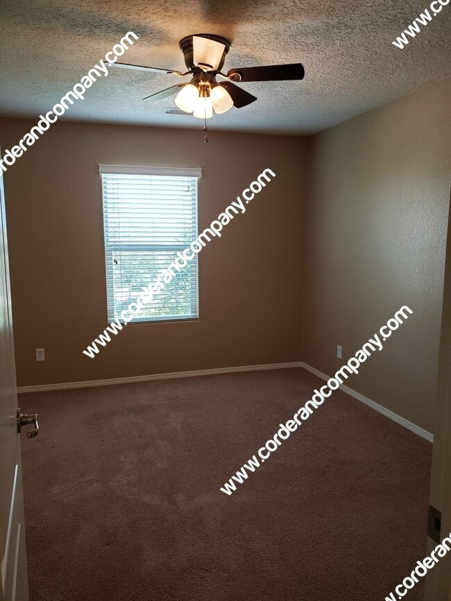 Building Photo - Gorgeous & Large 3 Bedroom, 2.5 Bathroom, ...