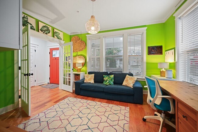 Building Photo - Stunning 4 BR/3.5 BA Single-Family Home in...