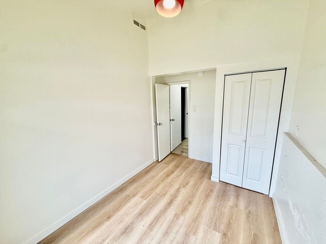 Building Photo - 4 BR/2.5 BA/4 PK/Available May 1