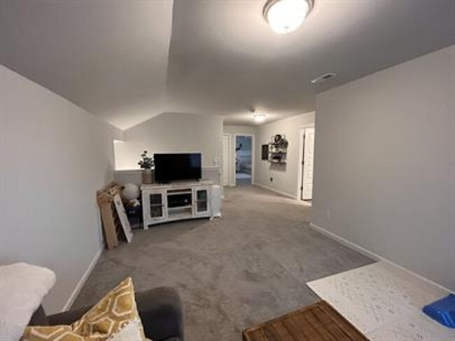 Building Photo - Beautiful 4-Bedroom Home with Office, Bonu...