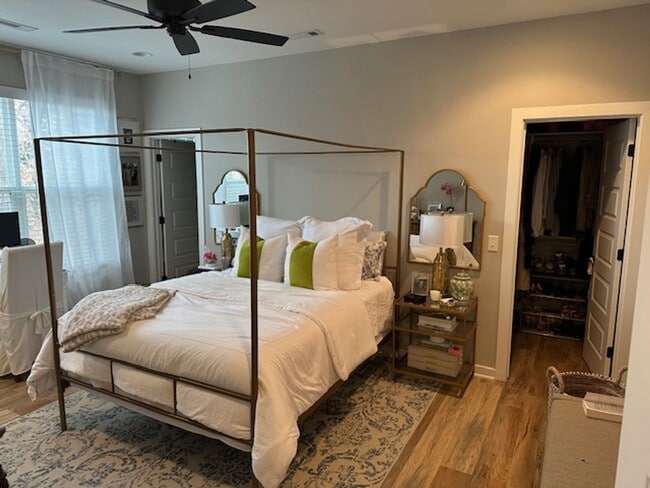 Building Photo - 2 bedroom 2.5 bath house near Dickson St. and Campus