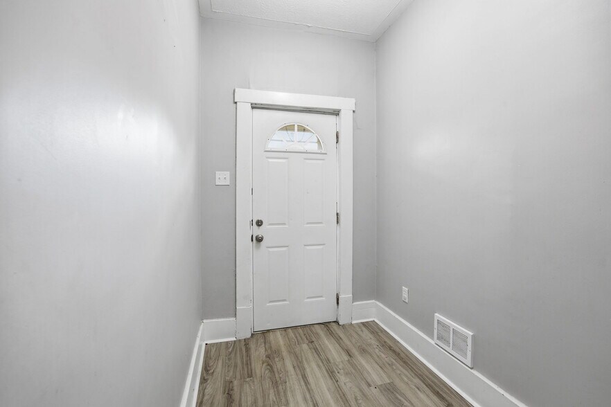 Building Photo - 827 Hinnerman St