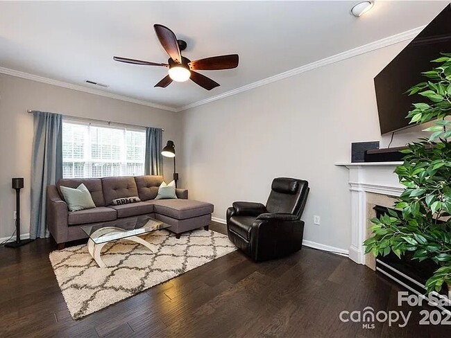 Building Photo - 1265 E Woodlawn Rd