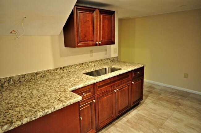 Building Photo - 4060 Summit Dr