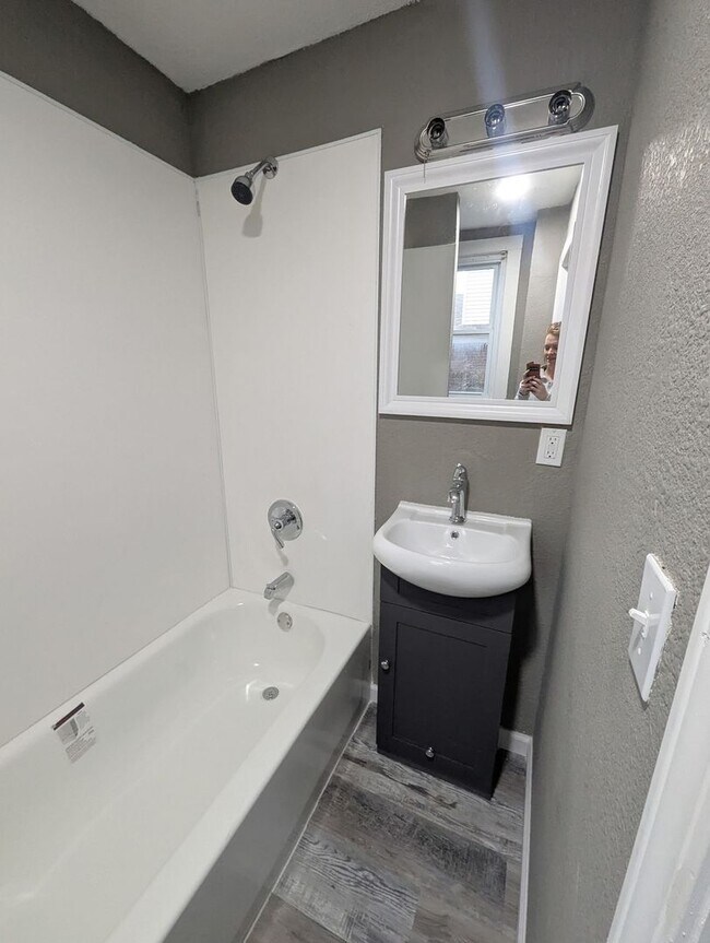 Building Photo - 3 Bedroom Home — Available December 26 in Columbus, KS!