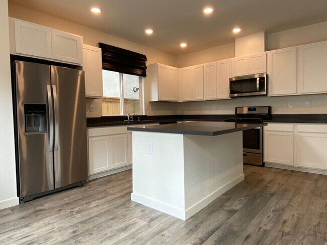 Building Photo - 2023 model home in solar community!