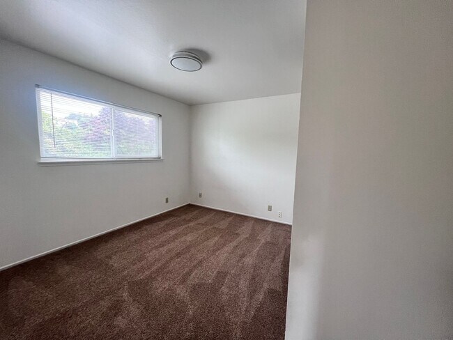 Building Photo - EBS T 1172-1176