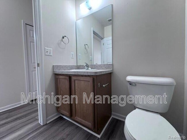 Building Photo - 488 Village Dr