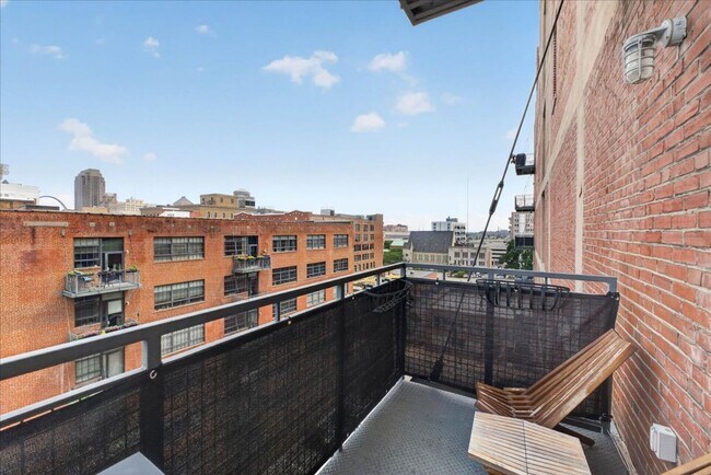 Building Photo - 1627 Locust St