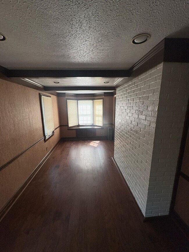 Building Photo - 2561 S Taylor Rd