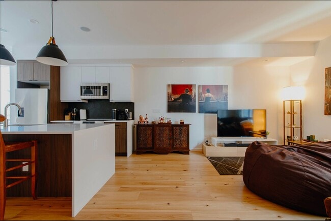 Building Photo - Modern 3 Bed, 3.5 Bath Townhouse for Rent