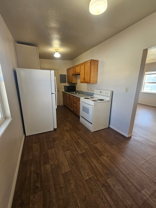 Building Photo - 460 N 3rd W