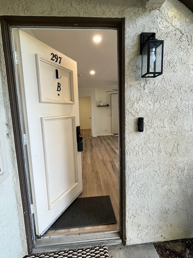 Building Photo - PRICE REDUCED!  Remodeled Ground Level Condo in MV!